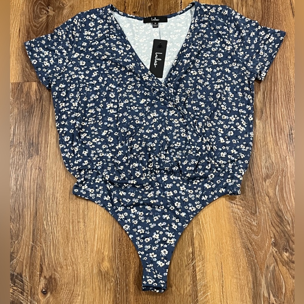 LULU’S Women’s Floral Deep V Neck Short Sleeve Wrap Bodysuit (Size: M) NWT